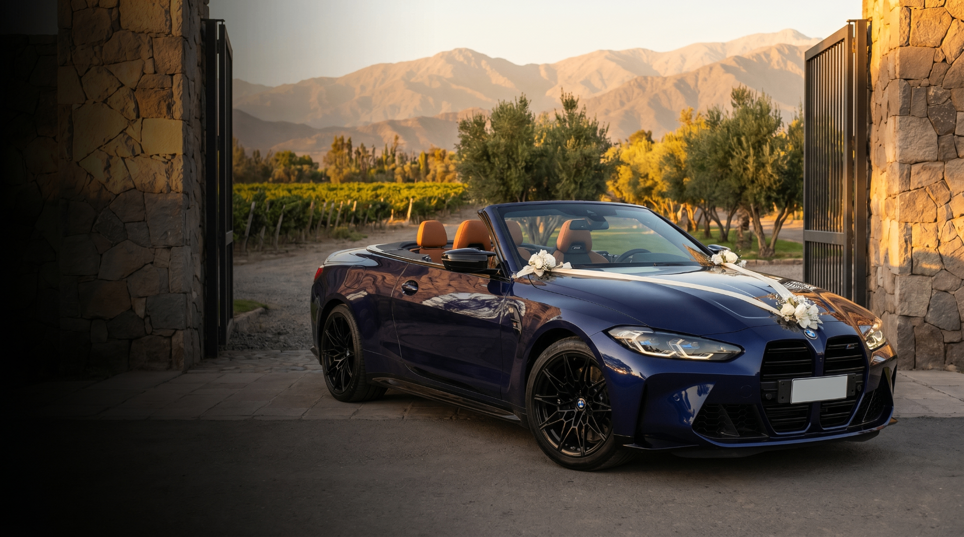 BMW M4 Cabriolet azul decorado con flores blancas frente a viñedo y montañas