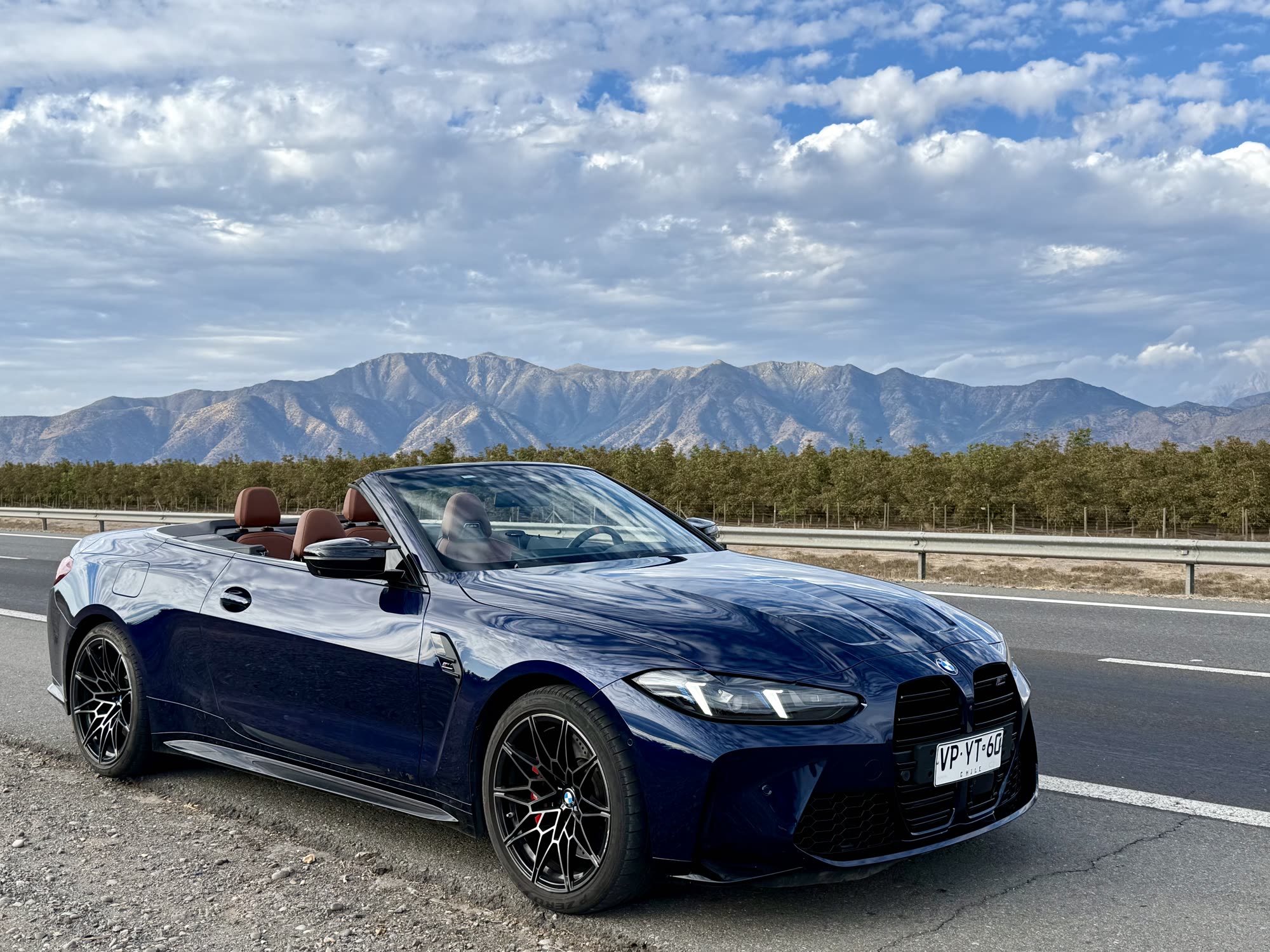 BMW M4 Competition Cabriolet frente a la cordillera de los Andes