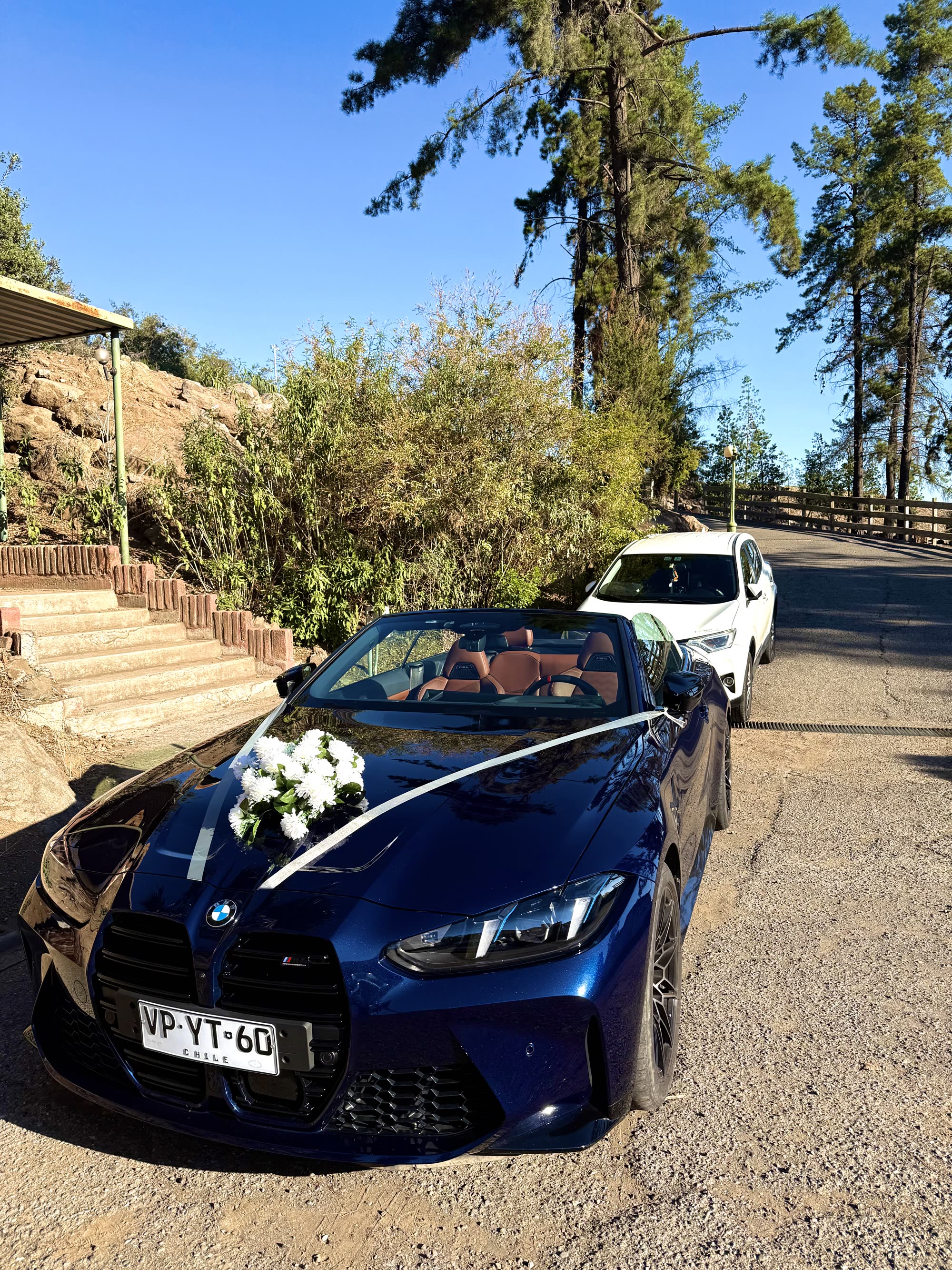 BMW M4 azul decorado con ramo de flores blancas para matrimonio