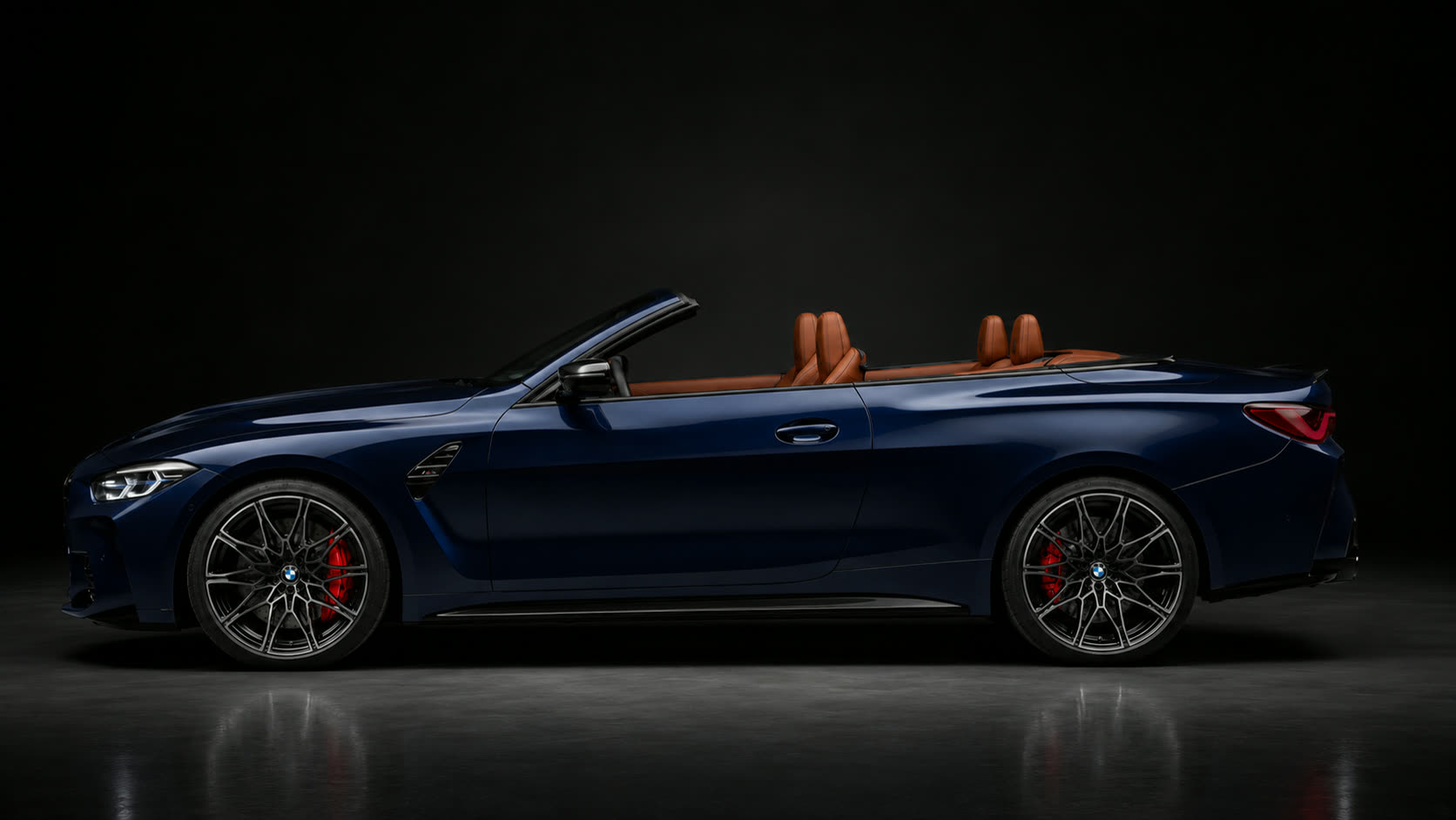 Vista lateral del BMW M4 Competition Cabriolet azul con interior marrón
